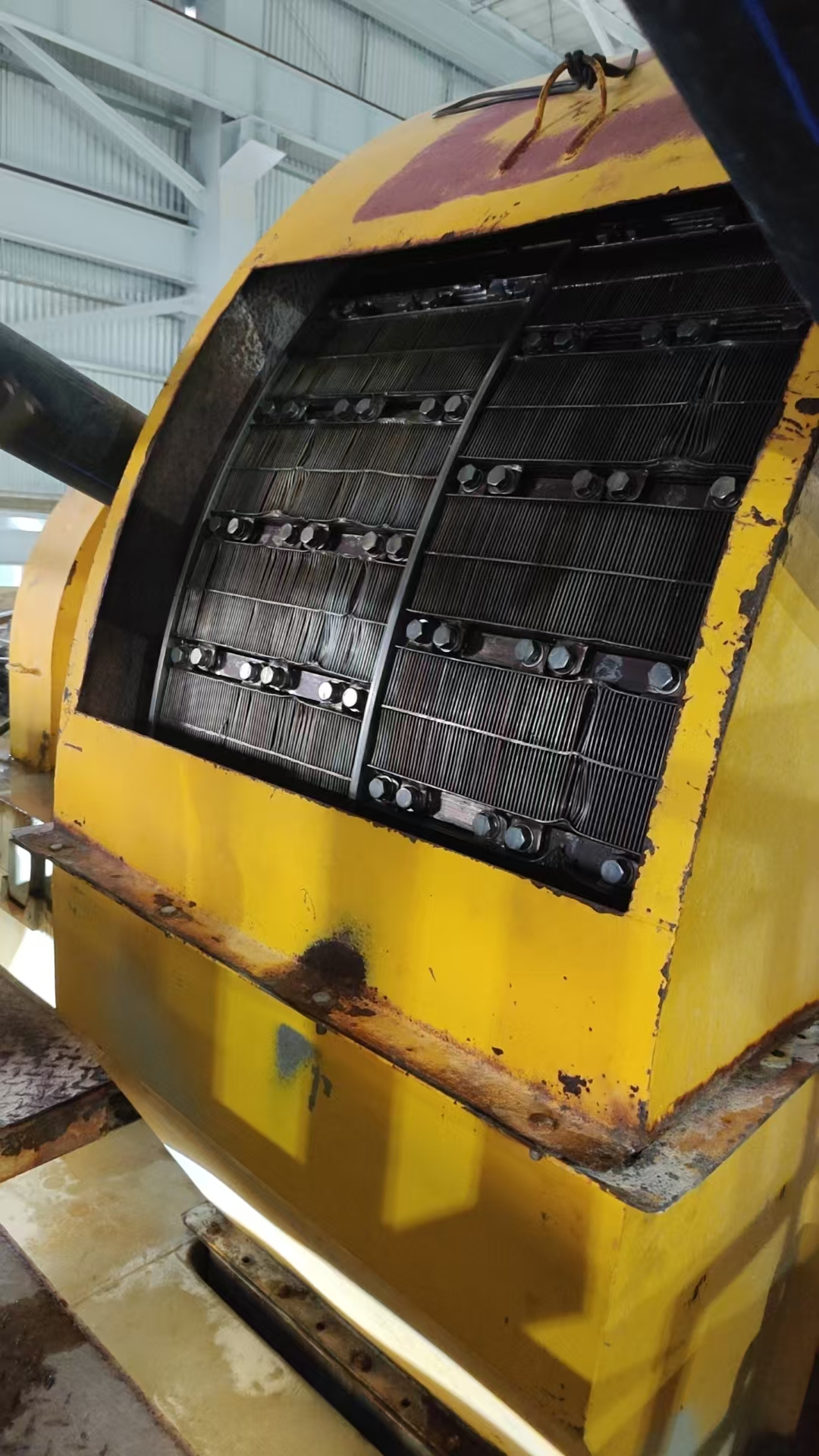 Matrix boxes installed in a vertical ring magnetic separator in service